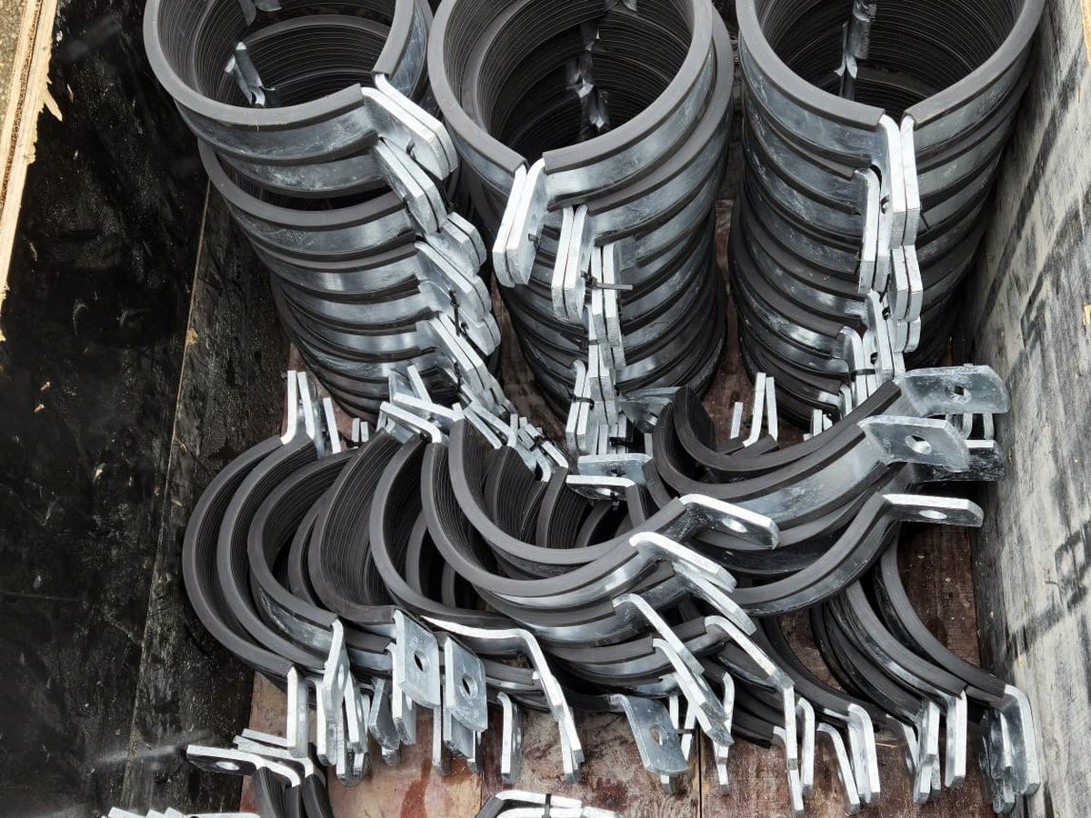 Lined pipe clamps