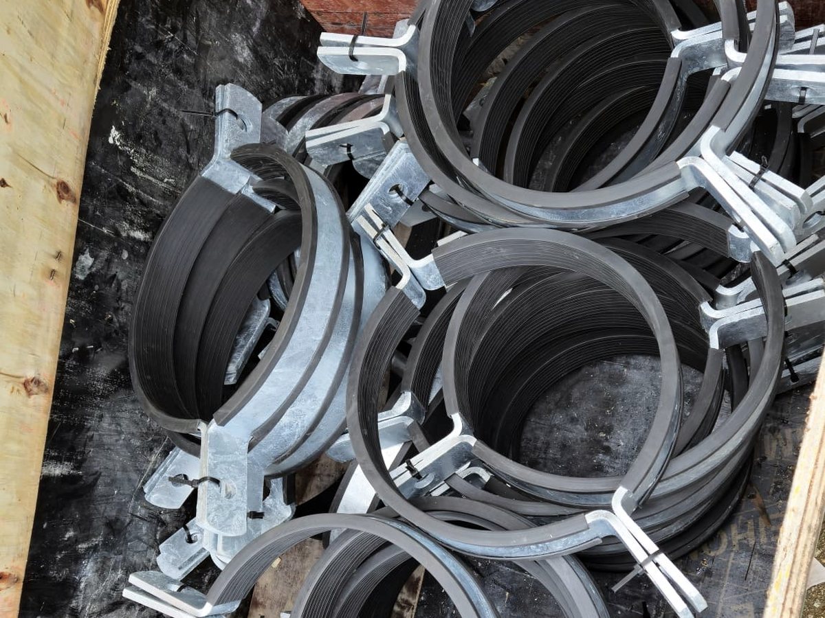 Lined split-ring clamps